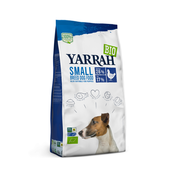 La photo d'un paquet de croquettes biologiques pour chiens de petites races de la marque "Yarrah"